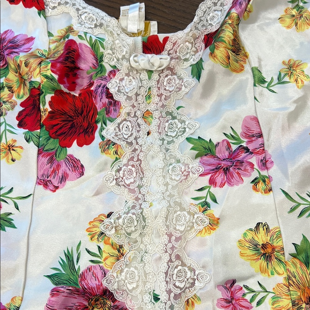 🎁🎁♥️♥️Vintage Victoria's Secret Floral Satin Chemise with Lace - Picture 3 of 15